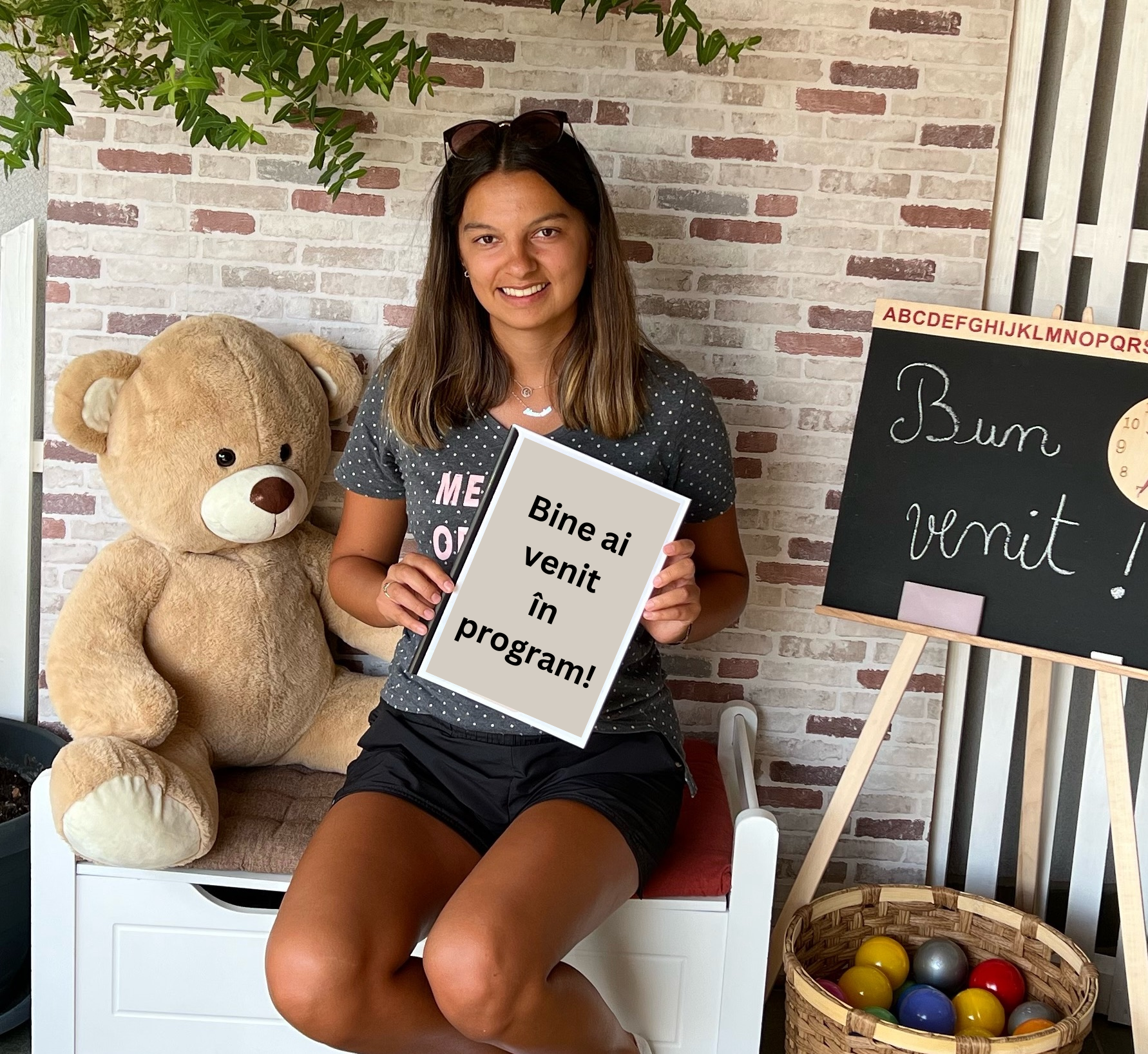 Alexandra Laicu la pupitru, ținând un discurs în calitate de șef de promoție.